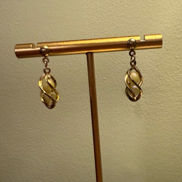 Vintage 1960s Gold/Pearl Post Back Swirl Earrings - Picture 7 of 8